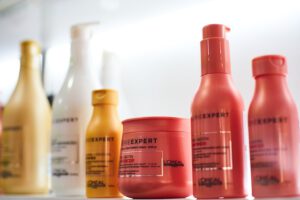 מדריך לשימוש במוצרים לשיער: שמפו, מרכך, מסכה וג'ל לשיער